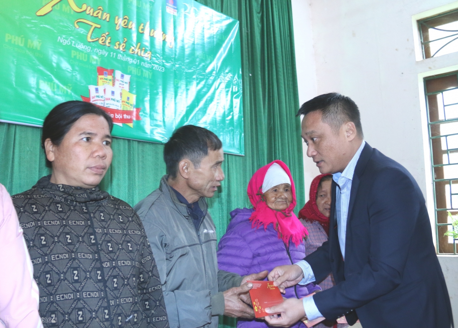 PVFCCo mang xuân ấm đến với bà con huyện Tân Lạc, tỉnh Hòa Bình