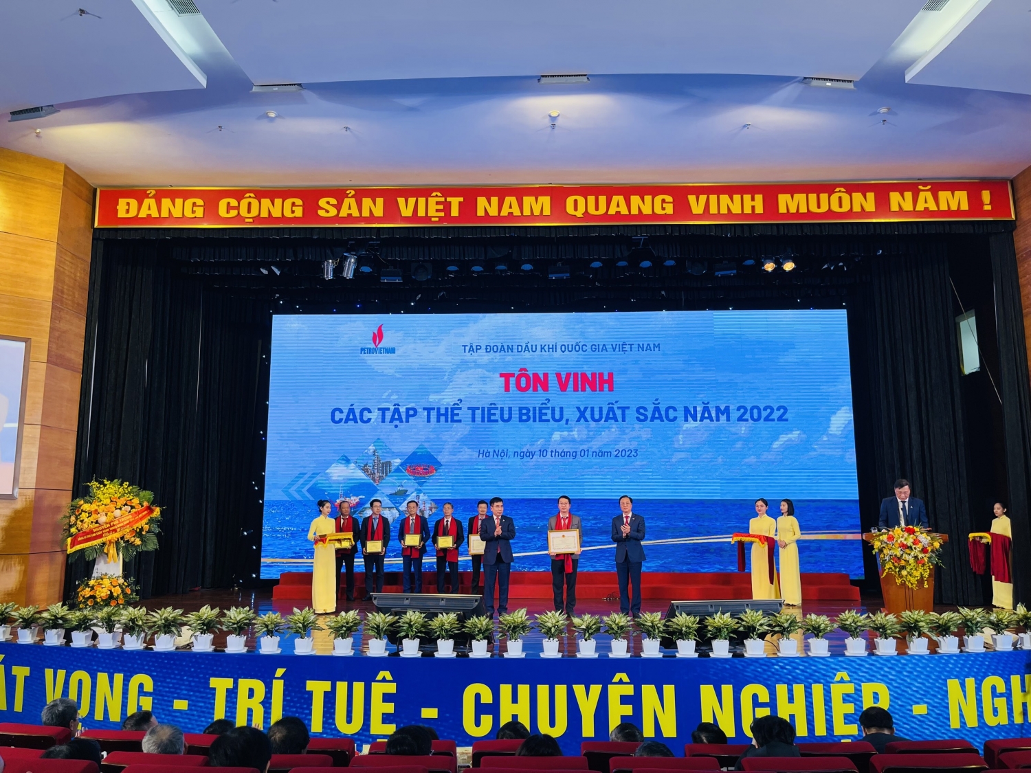 Vietsovpetro nhận các danh hiệu tiêu biểu cho thành tích năm 2022