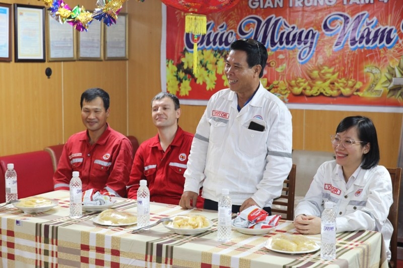 Lãnh đạo Xí nghiệp Khí thăm, làm việc và chúc Tết người lao động trên các giàn nén khí