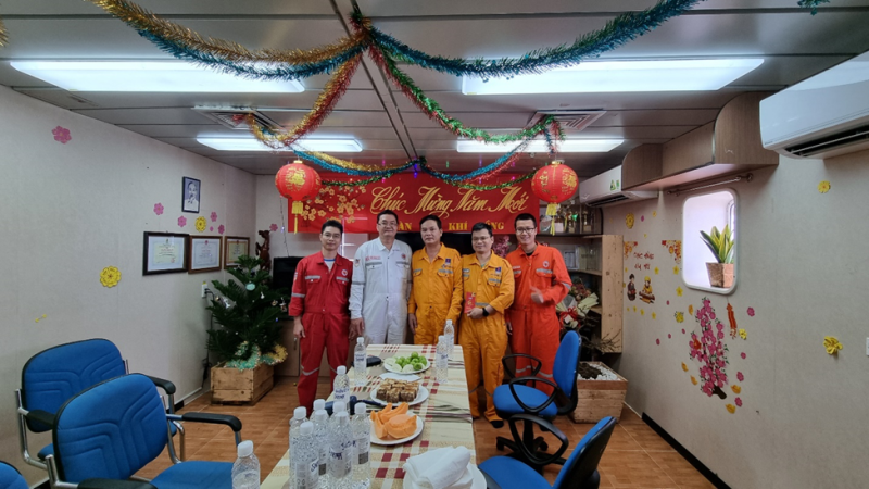 Lãnh đạo Xí nghiệp Khí thăm, làm việc và chúc Tết người lao động trên các giàn nén khí