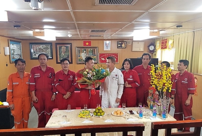 Lãnh đạo Xí nghiệp Khí thăm, làm việc và chúc Tết người lao động trên các giàn nén khí