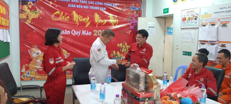 Lãnh đạo Xí nghiệp Khí thăm, làm việc và chúc Tết người lao động trên các giàn nén khí
