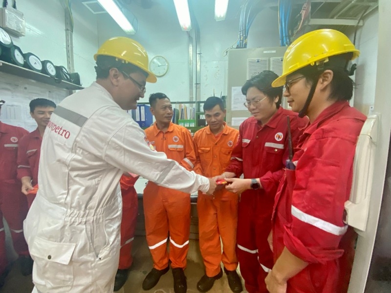 Lãnh đạo Xí nghiệp Khí thăm, làm việc và chúc Tết người lao động trên các giàn nén khí