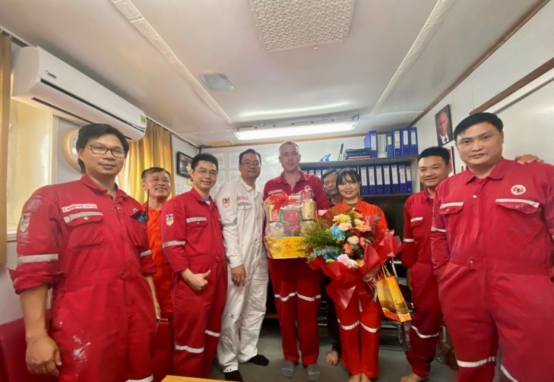 Lãnh đạo Xí nghiệp Khí thăm, làm việc và chúc Tết người lao động trên các giàn nén khí
