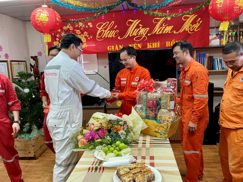 Lãnh đạo Xí nghiệp Khí thăm, làm việc và chúc Tết người lao động trên các giàn nén khí