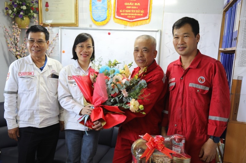 Lãnh đạo Xí nghiệp Khí thăm, làm việc và chúc Tết người lao động trên các giàn nén khí