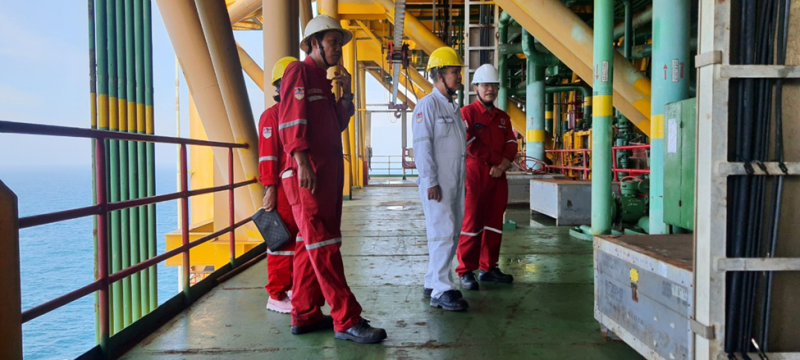 Lãnh đạo Xí nghiệp Khí thăm, làm việc và chúc Tết người lao động trên các giàn nén khí