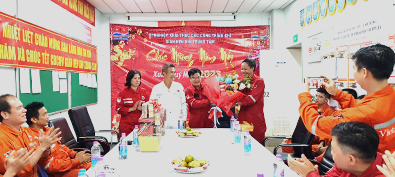 Lãnh đạo Xí nghiệp Khí thăm, làm việc và chúc Tết người lao động trên các giàn nén khí