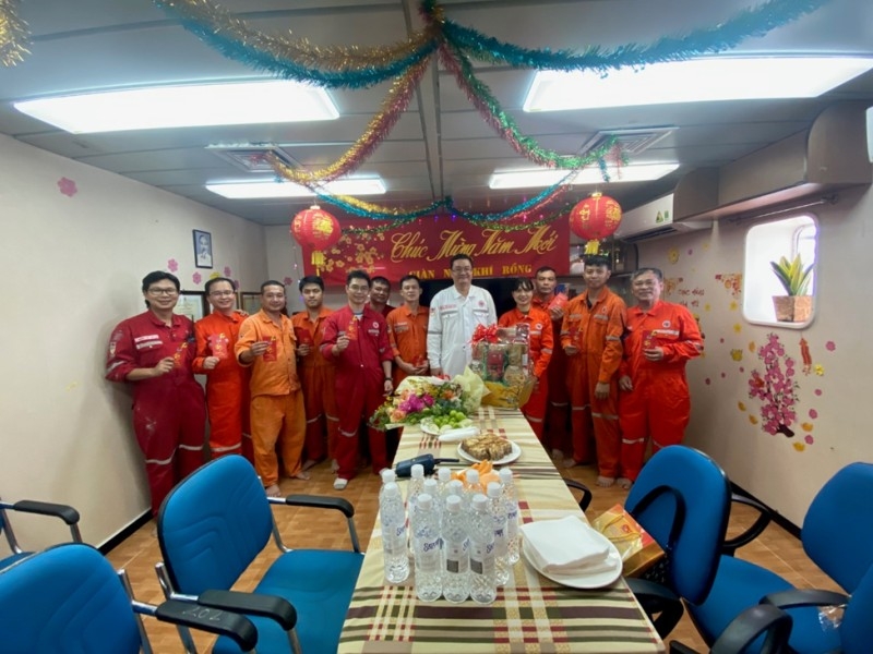 Lãnh đạo Xí nghiệp Khí thăm, làm việc và chúc Tết người lao động trên các giàn nén khí