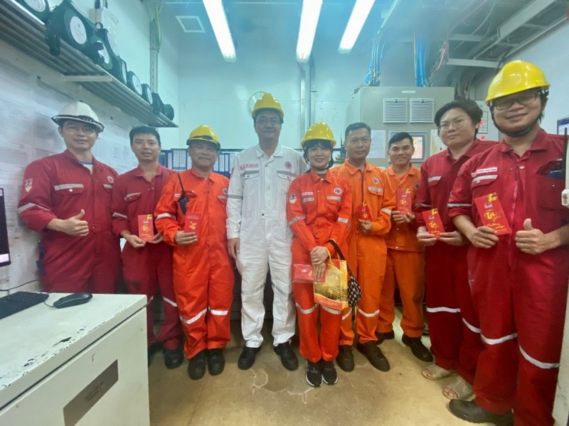 Lãnh đạo Xí nghiệp Khí thăm, làm việc và chúc Tết người lao động trên các giàn nén khí
