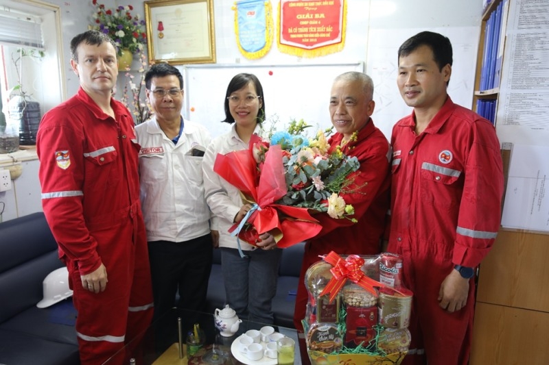 Lãnh đạo Xí nghiệp Khí thăm, làm việc và chúc Tết người lao động trên các giàn nén khí