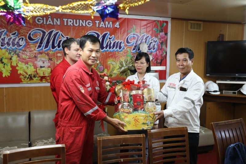 Lãnh đạo Xí nghiệp Khí thăm, làm việc và chúc Tết người lao động trên các giàn nén khí