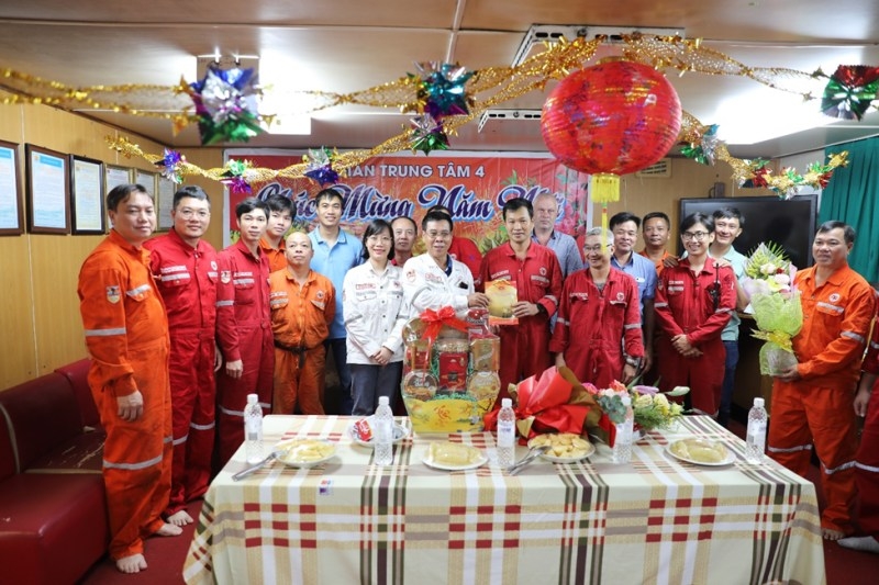 Lãnh đạo Xí nghiệp Khí thăm, làm việc và chúc Tết người lao động trên các giàn nén khí