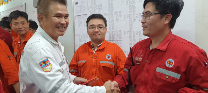 Lãnh đạo Xí nghiệp Khí thăm, làm việc và chúc Tết người lao động trên các giàn nén khí