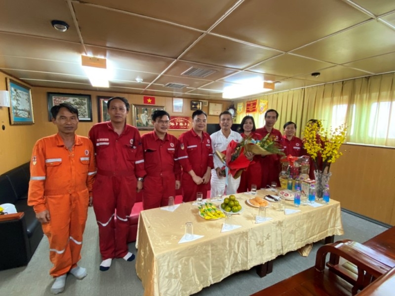 Lãnh đạo Xí nghiệp Khí thăm, làm việc và chúc Tết người lao động trên các giàn nén khí