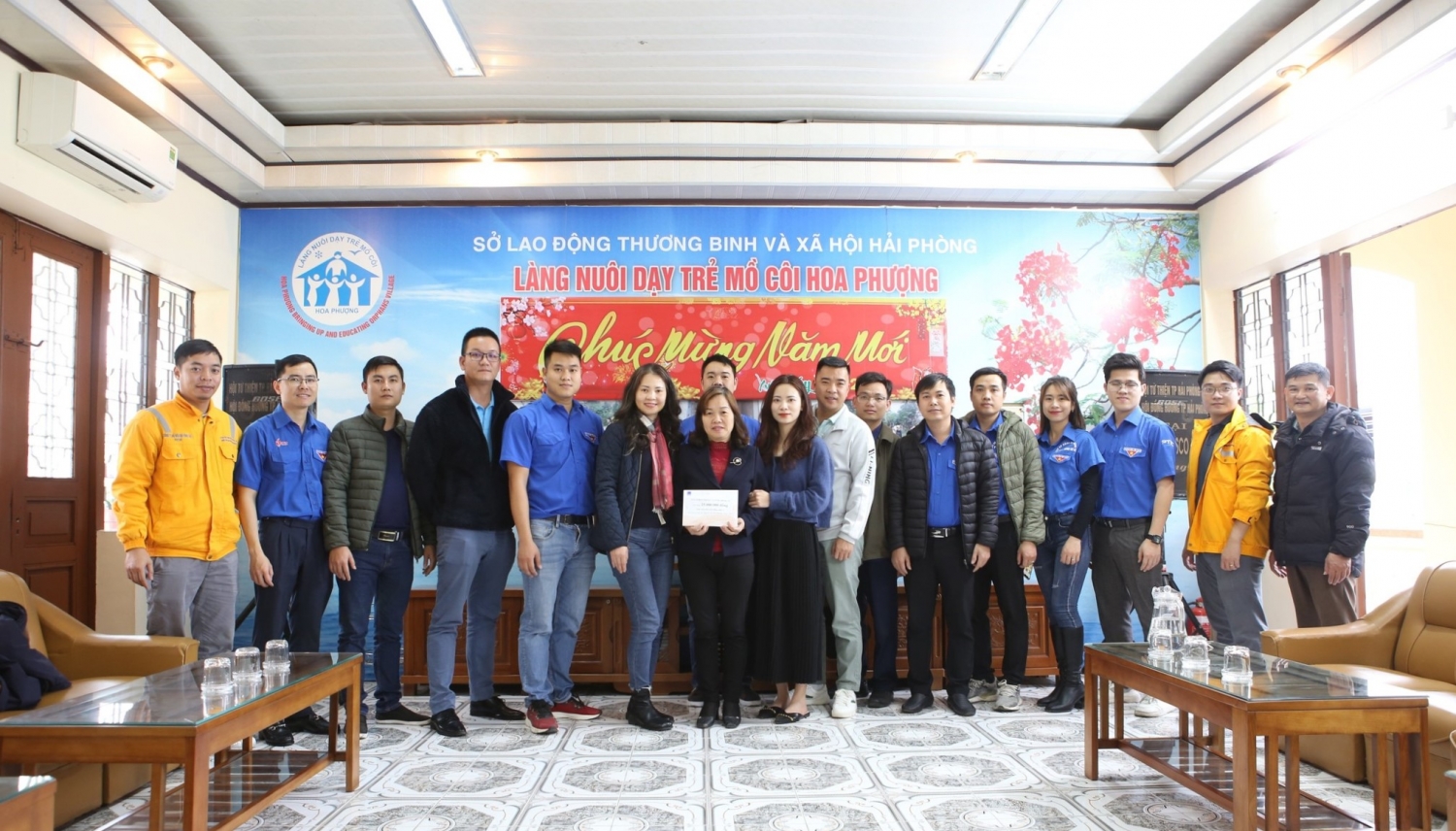 Đoàn Thanh niên PTSC Đình Vũ tặng quà Tết cho trẻ em Làng trẻ Hoa Phượng