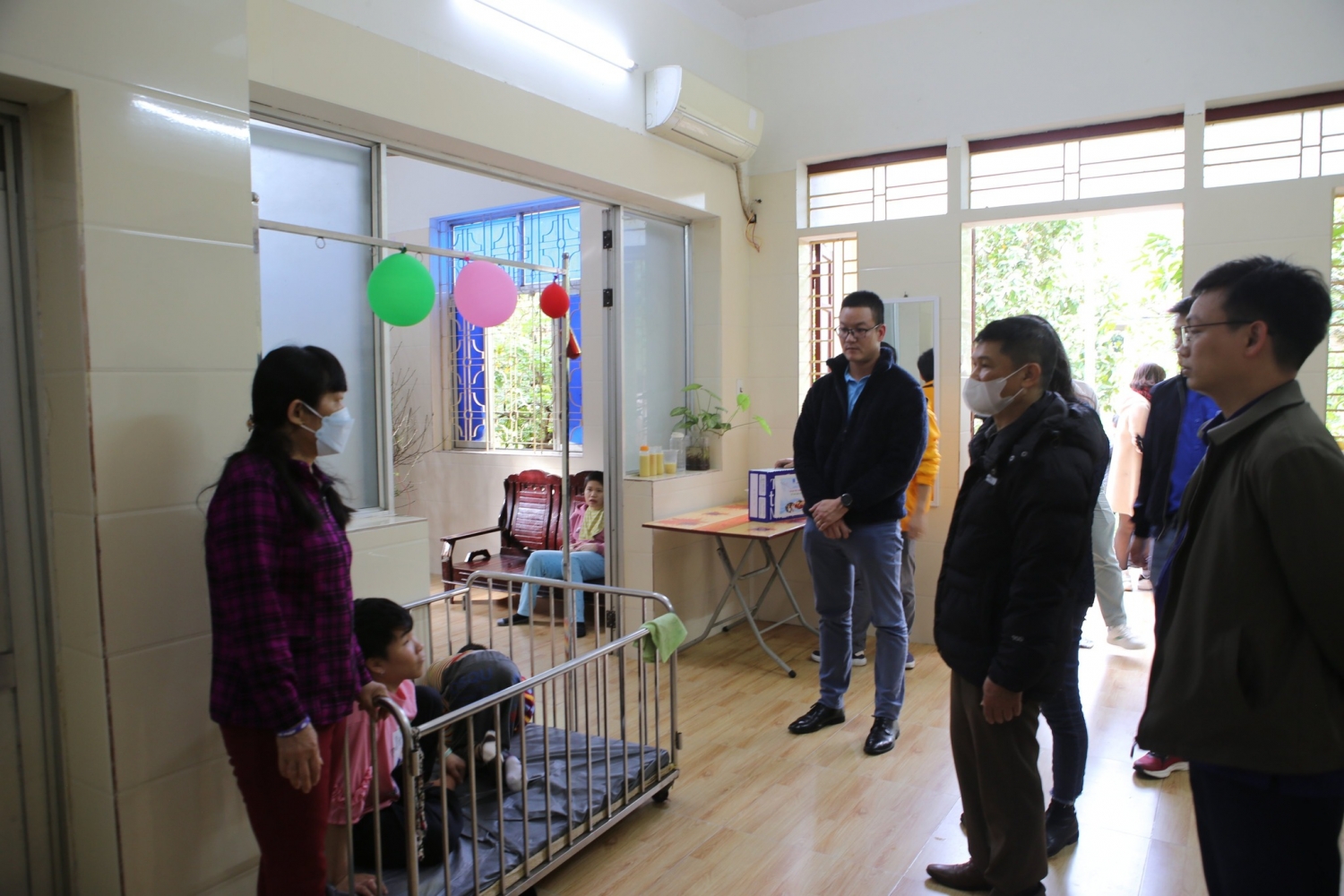 Đoàn Thanh niên PTSC Đình Vũ tặng quà Tết cho trẻ em Làng trẻ Hoa Phượng