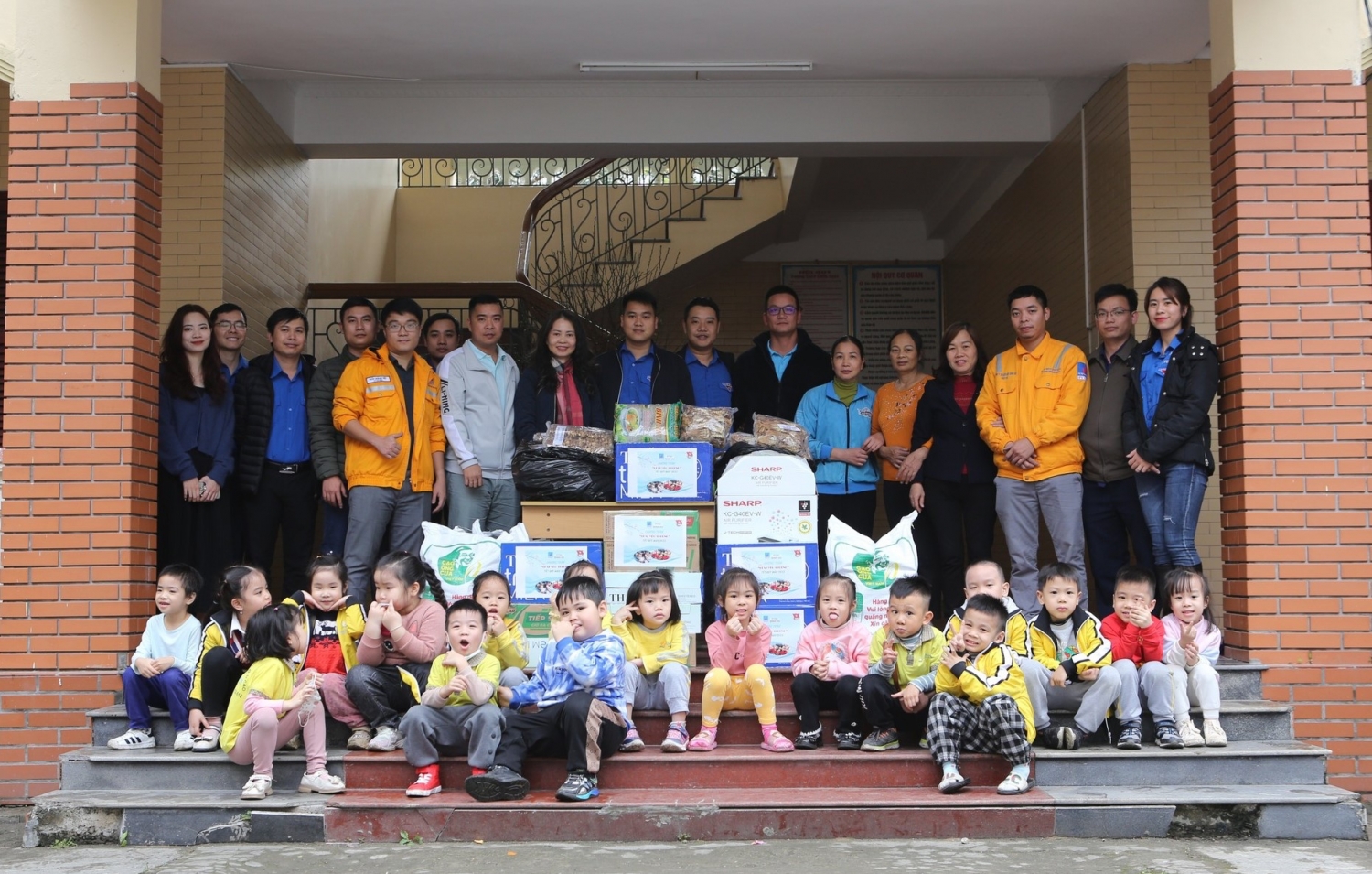 Đoàn Thanh niên PTSC Đình Vũ tặng quà Tết cho trẻ em Làng trẻ Hoa Phượng