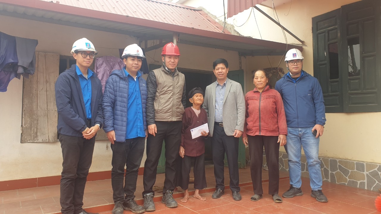 Công đoàn Ban QLDA NĐDK Thái Bình 2 thăm hỏi, chúc Tết gia đình chính sách