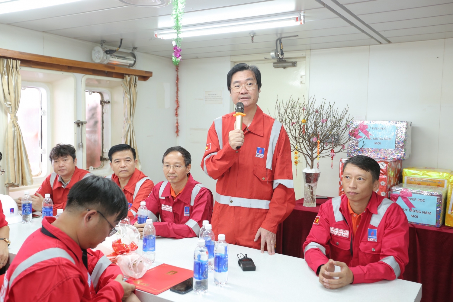 Lãnh đạo PVEP, CĐ DKVN chúc Tết cán bộ, người lao động giàn Đại Hùng 01