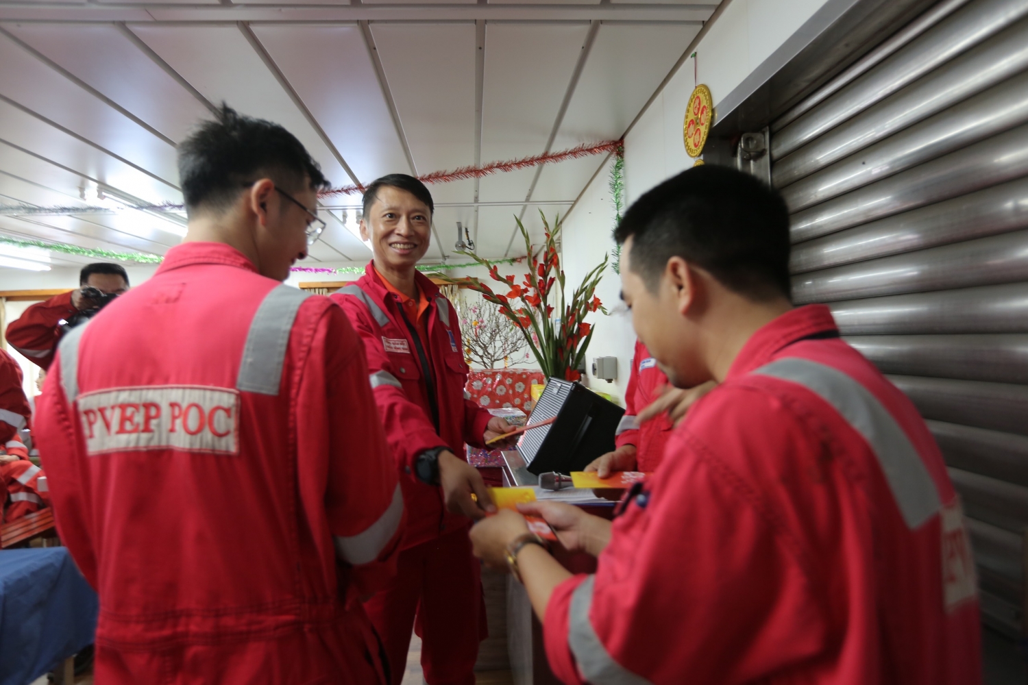 Lãnh đạo PVEP, CĐ DKVN chúc Tết cán bộ, người lao động giàn Đại Hùng 01