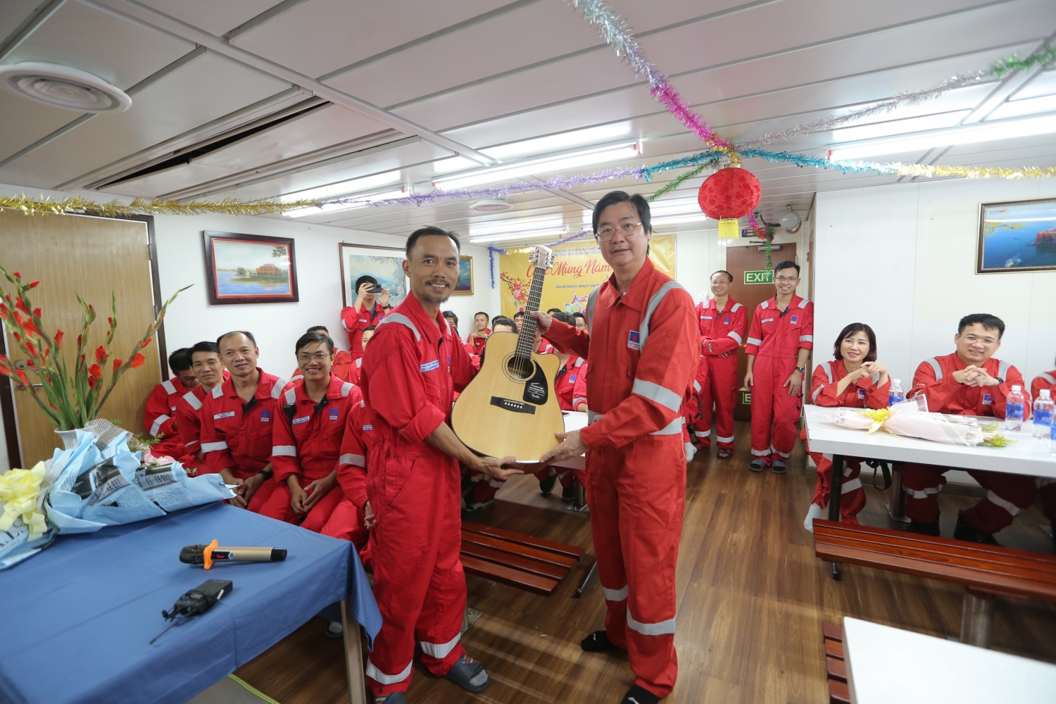 Lãnh đạo PVEP, CĐ DKVN chúc Tết cán bộ, người lao động giàn Đại Hùng 01