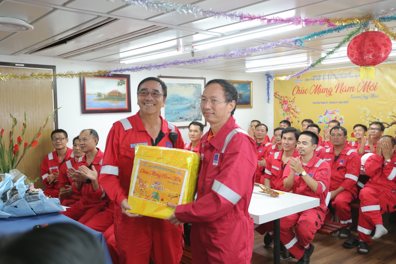 Lãnh đạo PVEP, CĐ DKVN chúc Tết cán bộ, người lao động giàn Đại Hùng 01