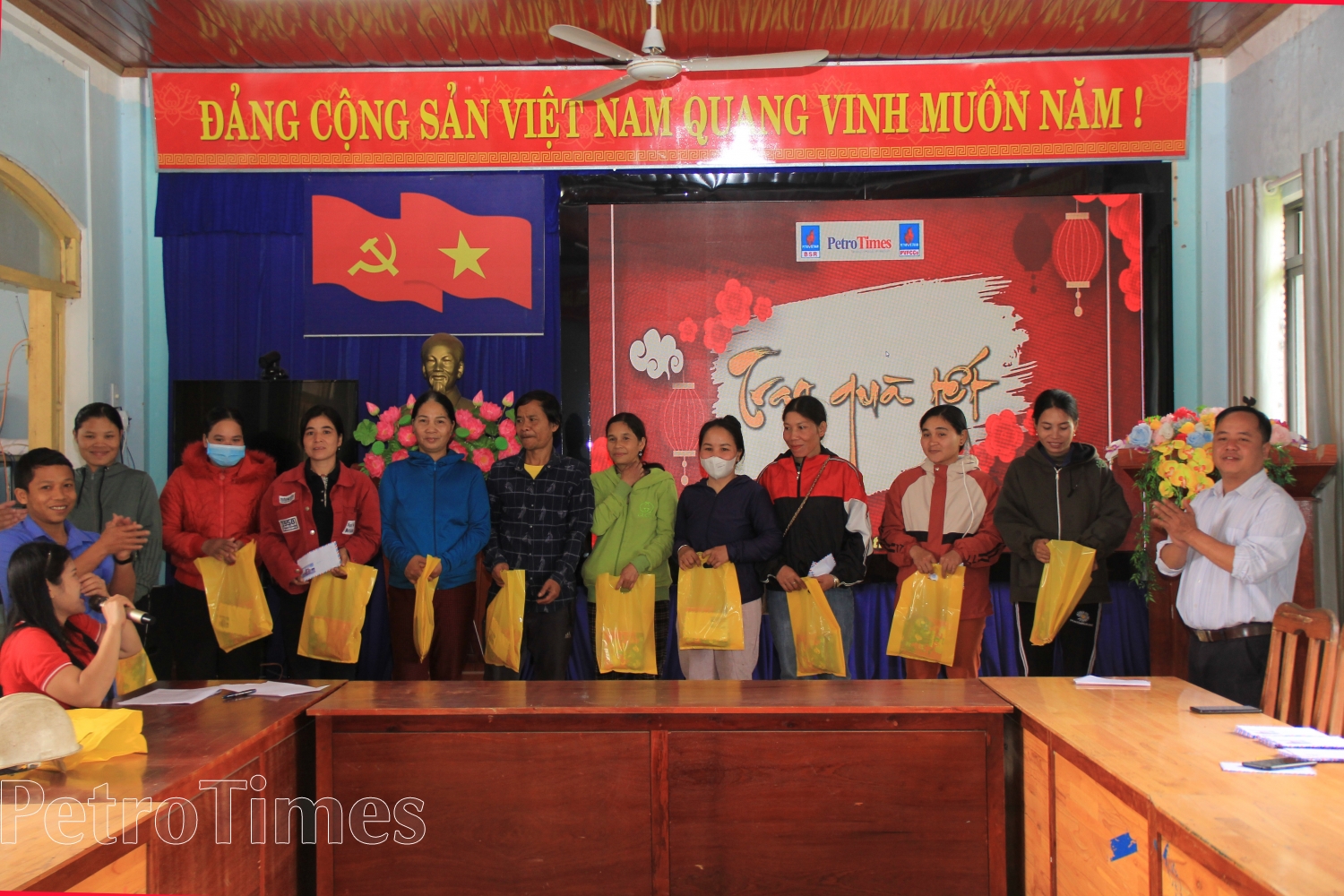 Tạp chí Năng lượng Mới cùng BSR, PVFCCo trao quà Tết tại Quảng Nam