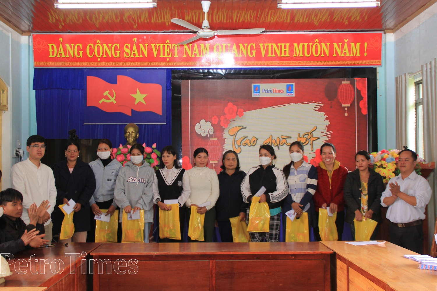 Tạp chí Năng lượng Mới cùng BSR, PVFCCo trao quà Tết tại Quảng Nam