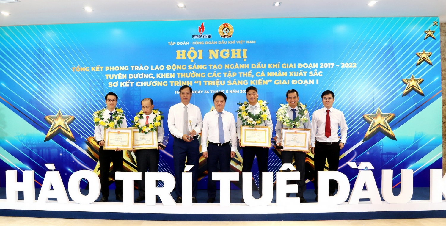 Lãnh đạo Đảng và Công đoàn PV GAS chúc mừng NLĐ nhận giải thưởng sáng tạo của Petrovietnam