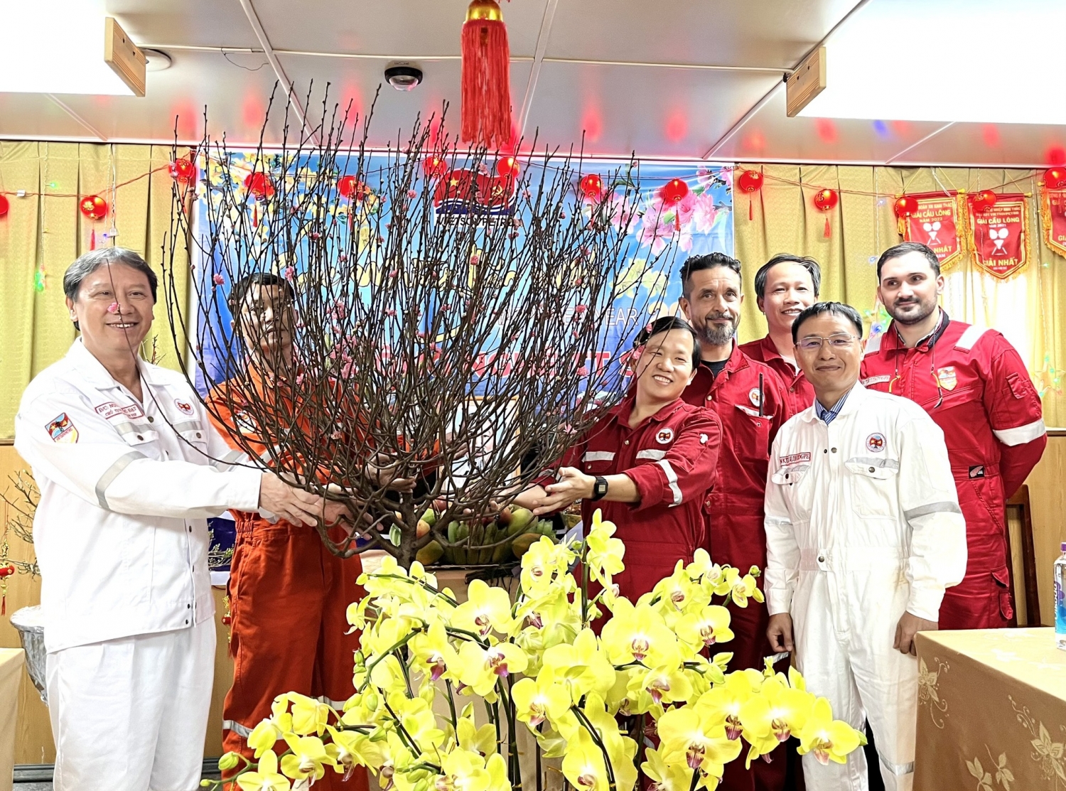 Lãnh đạo TP Vũng Tàu và Vietsovpetro chúc Tết người lao động trên Giàn CNTT-2