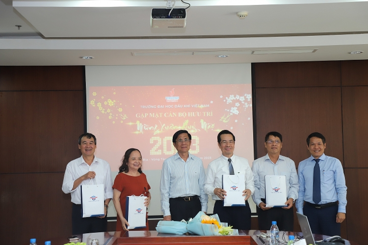 PVU gặp mặt cán bộ, viên chức hưu trí nhân dịp đón Tết Nguyên đán Quý Mão 2023
