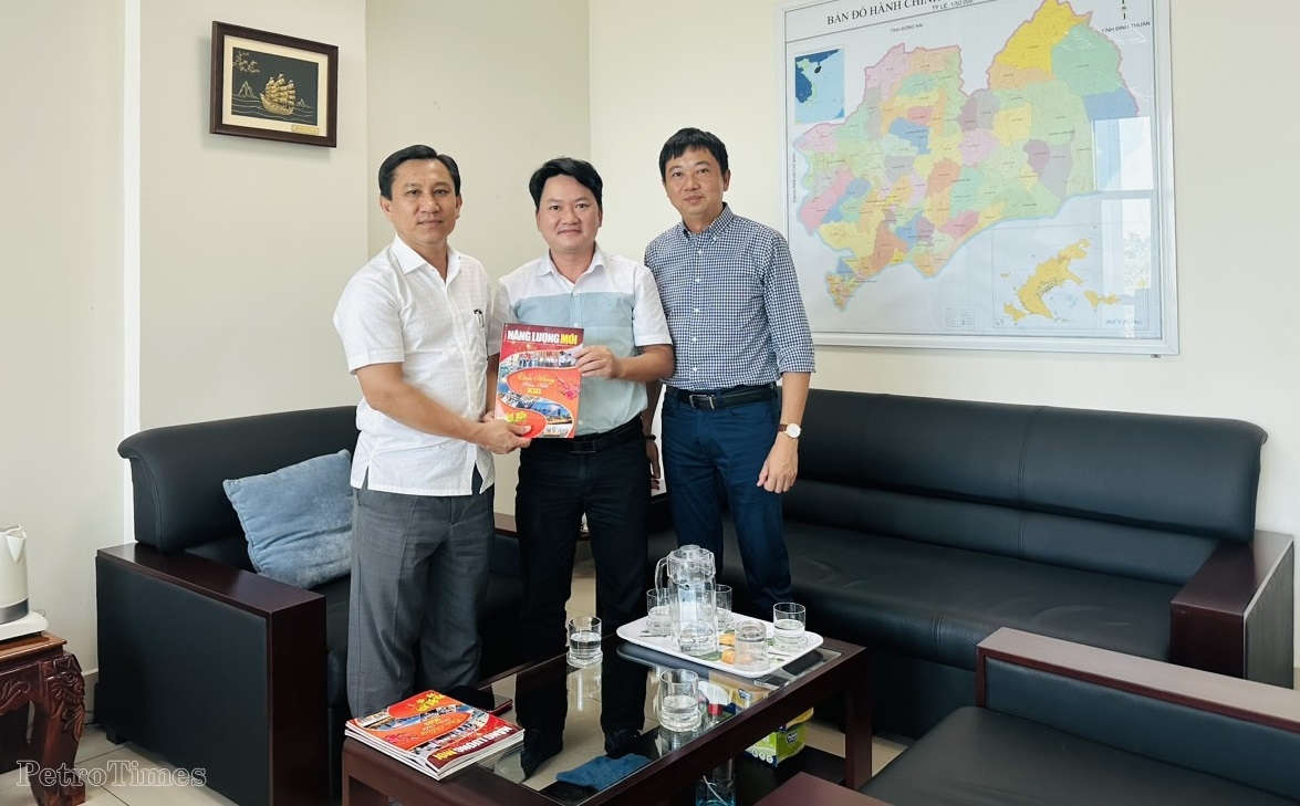 Trao tặng Tạp chí Năng lượng Mới số Xuân Quý Mão 2023 cho các đơn vị tại Bà Rịa - Vũng Tàu Trao tặng Tạp chí Năng lượng Mới số Xuân Quý Mão 2023 cho các đơn vị tại Bà Rịa - Vũng Tàu
