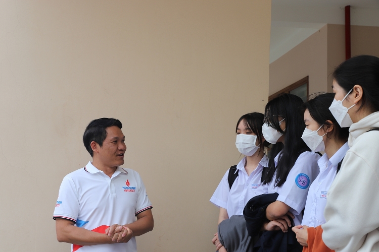PVU thăm và tặng quà cho học sinh có hoàn cảnh khó khăn nhân dịp Tết Quý Mão 2023