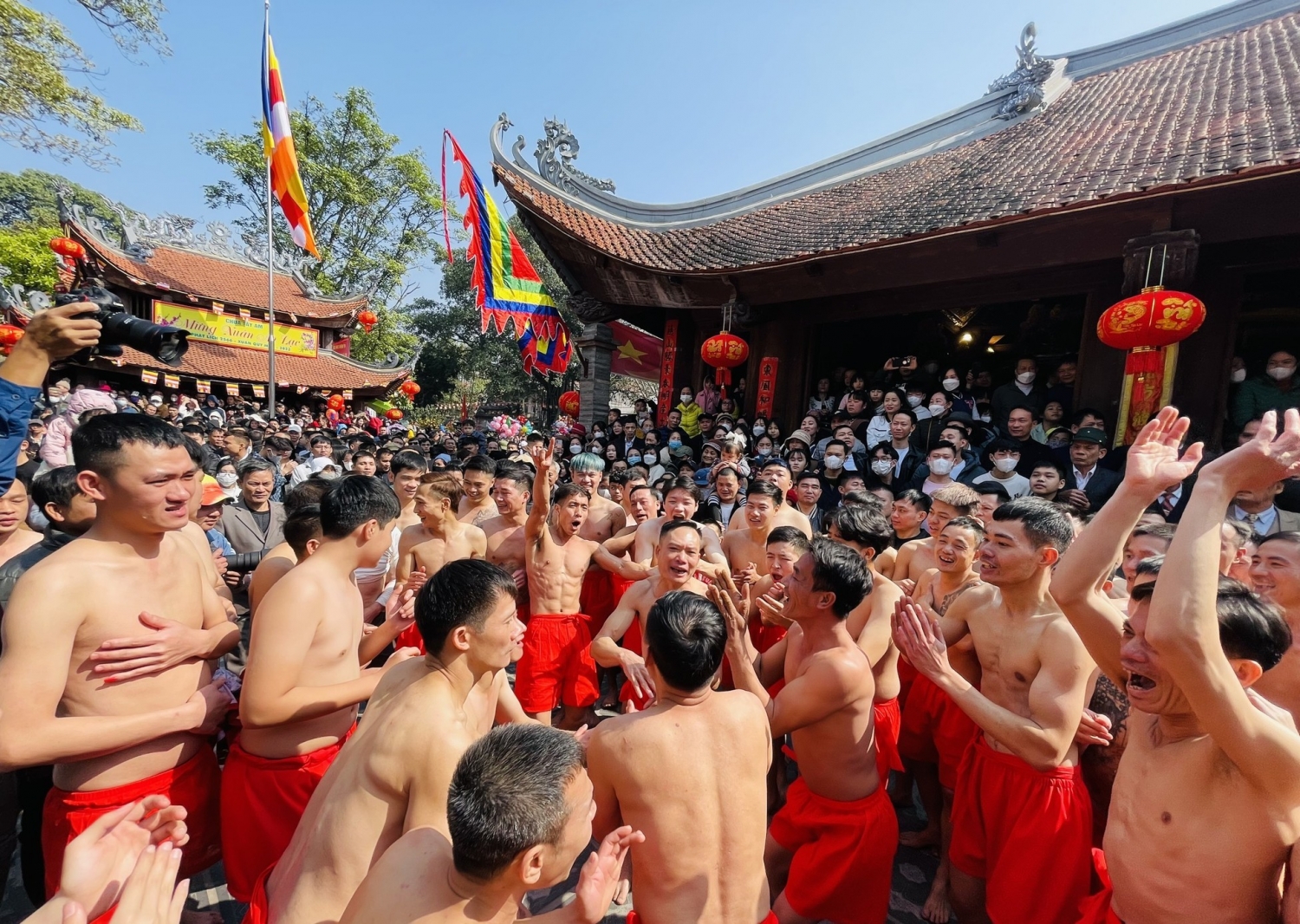 Tưng bừng lễ hội rước pháo làng Đồng Kỵ