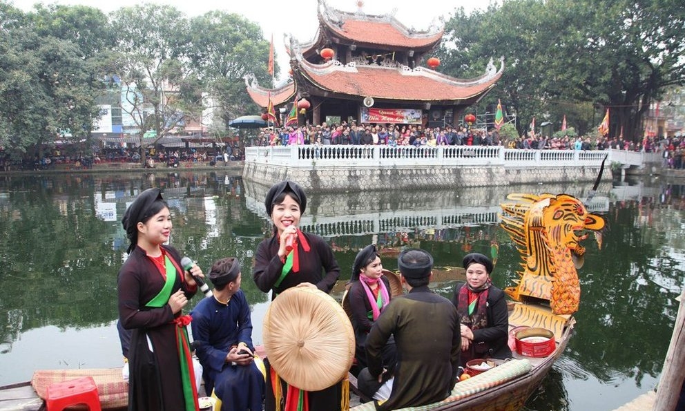 Hội Lim là lễ hội lớn của vùng, thể hiện một cách sâu sắc nhất văn hóa nghệ thuật và tín ngưỡng tâm linh của người dân xứ Kinh Bắc. Hội Lim là lễ hội lớn của vùng, thể hiện một cách sâu sắc nhất văn hóa nghệ thuật và tín ngưỡng tâm linh của người dân xứ Kinh Bắc.