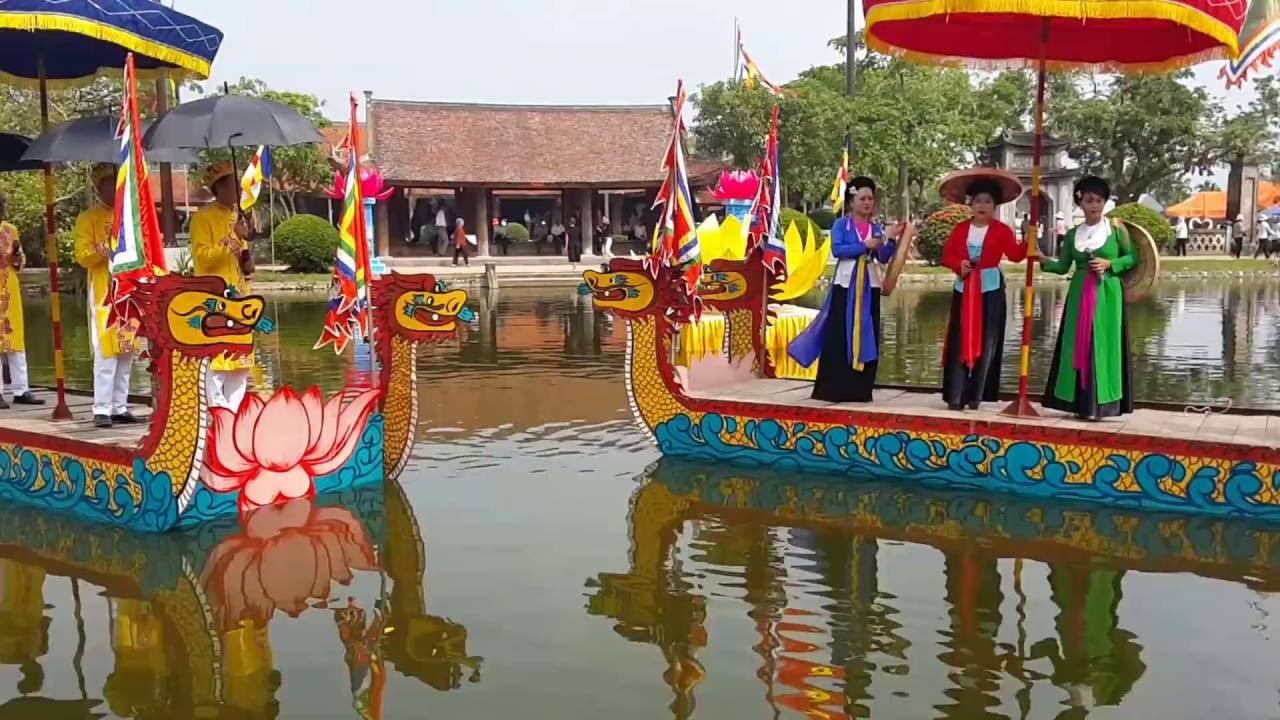 Biểu diễn quan họ tại lễ hội chùa Keo Biểu diễn quan họ tại lễ hội chùa Keo