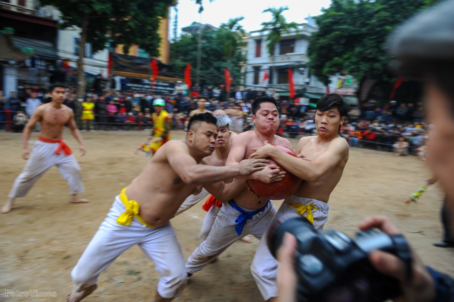Trai tráng mình trần cướp quả cầu 20kg giữa giá rét trong lễ hội đầu xuân