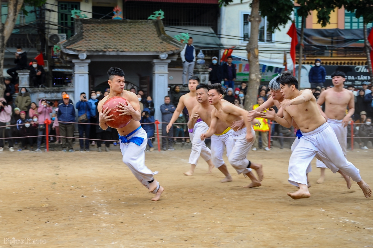 Trai tráng mình trần cướp quả cầu 20kg giữa giá rét trong lễ hội đầu xuân