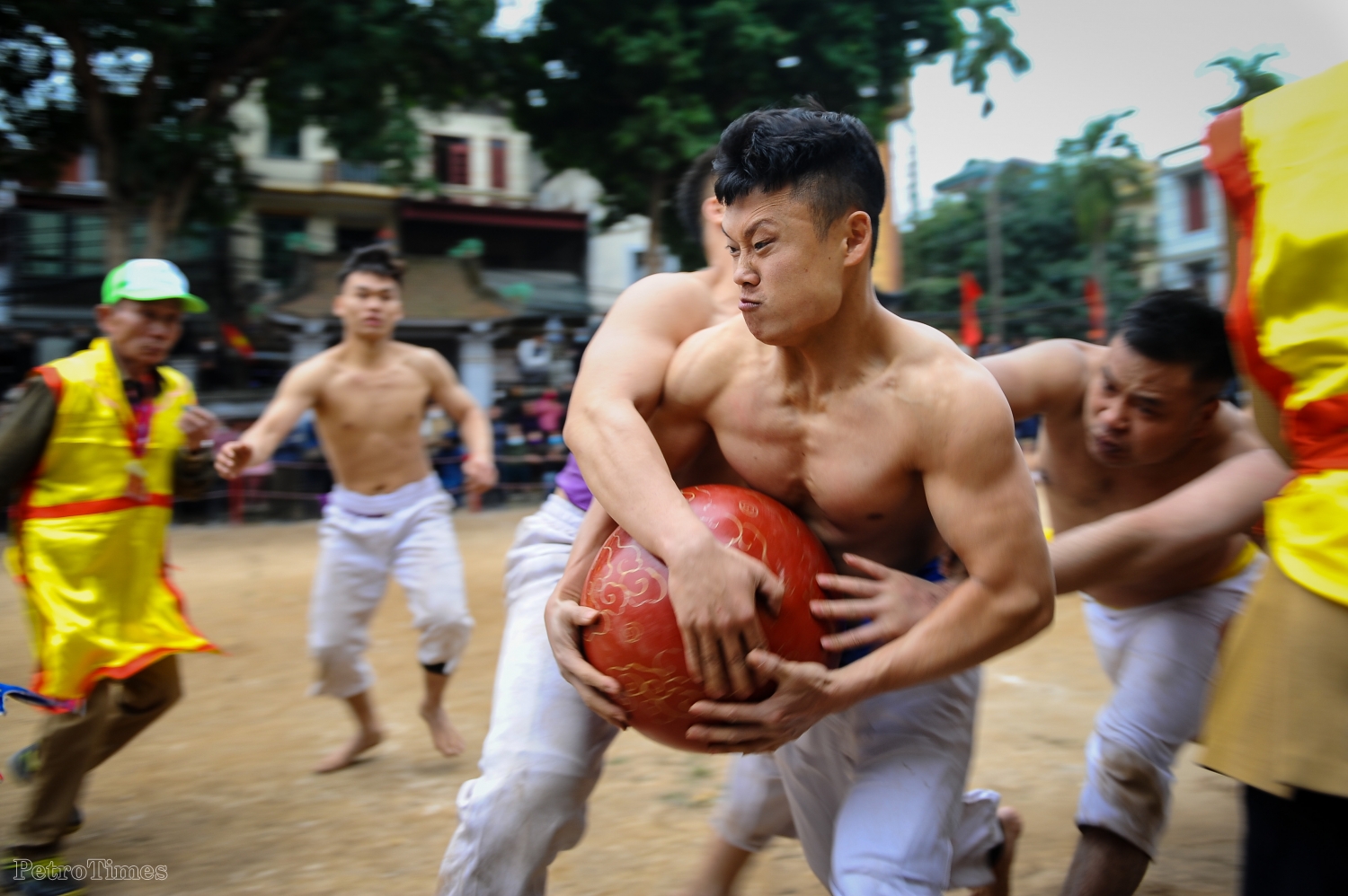 Trai tráng mình trần cướp quả cầu 20kg giữa giá rét trong lễ hội đầu xuân