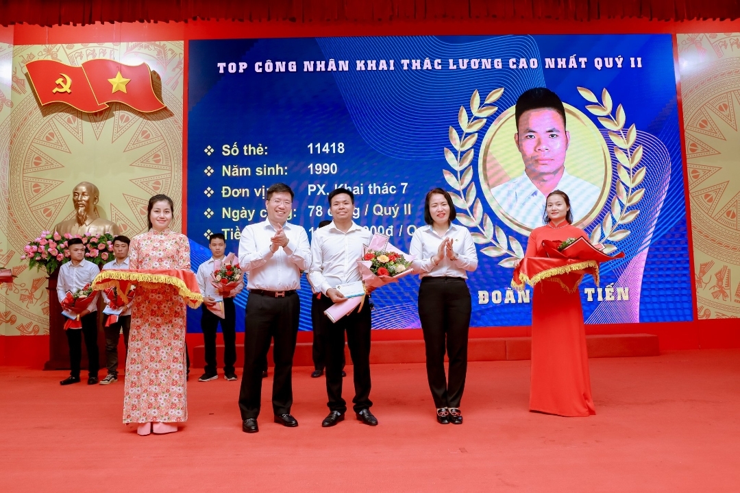 Đoàn Văn Tiến - Thợ lò nhiều năm liền dẫn đầu về thu nhập tại Phân xưởng Khai thác 7 Đoàn Văn Tiến - Thợ lò nhiều năm liền dẫn đầu về thu nhập tại Phân xưởng Khai thác 7