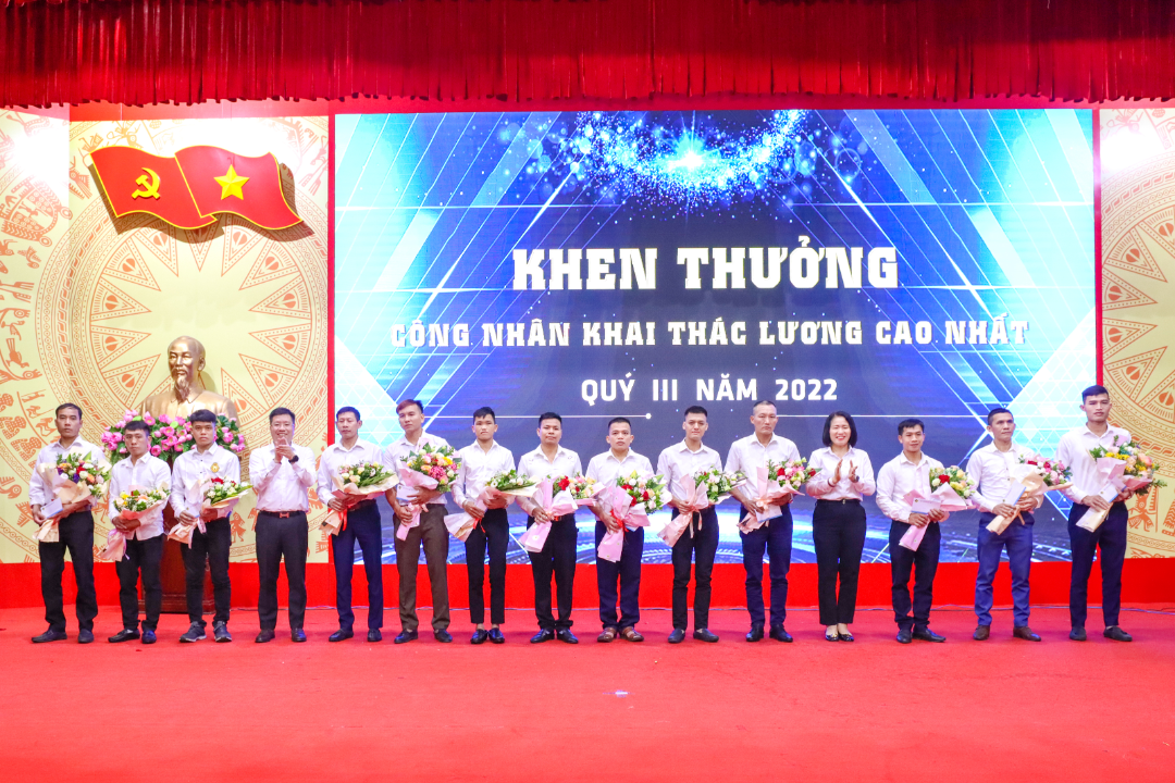 Đoàn Văn Tiến - Thợ lò nhiều năm liền dẫn đầu về thu nhập tại Phân xưởng Khai thác 7 Đoàn Văn Tiến - Thợ lò nhiều năm liền dẫn đầu về thu nhập tại Phân xưởng Khai thác 7