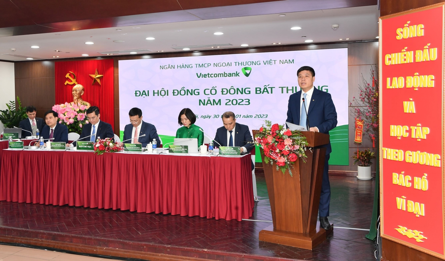 Vietcombank bầu bổ sung 1 Thành viên HĐQT và thông qua kế hoạch tăng vốn