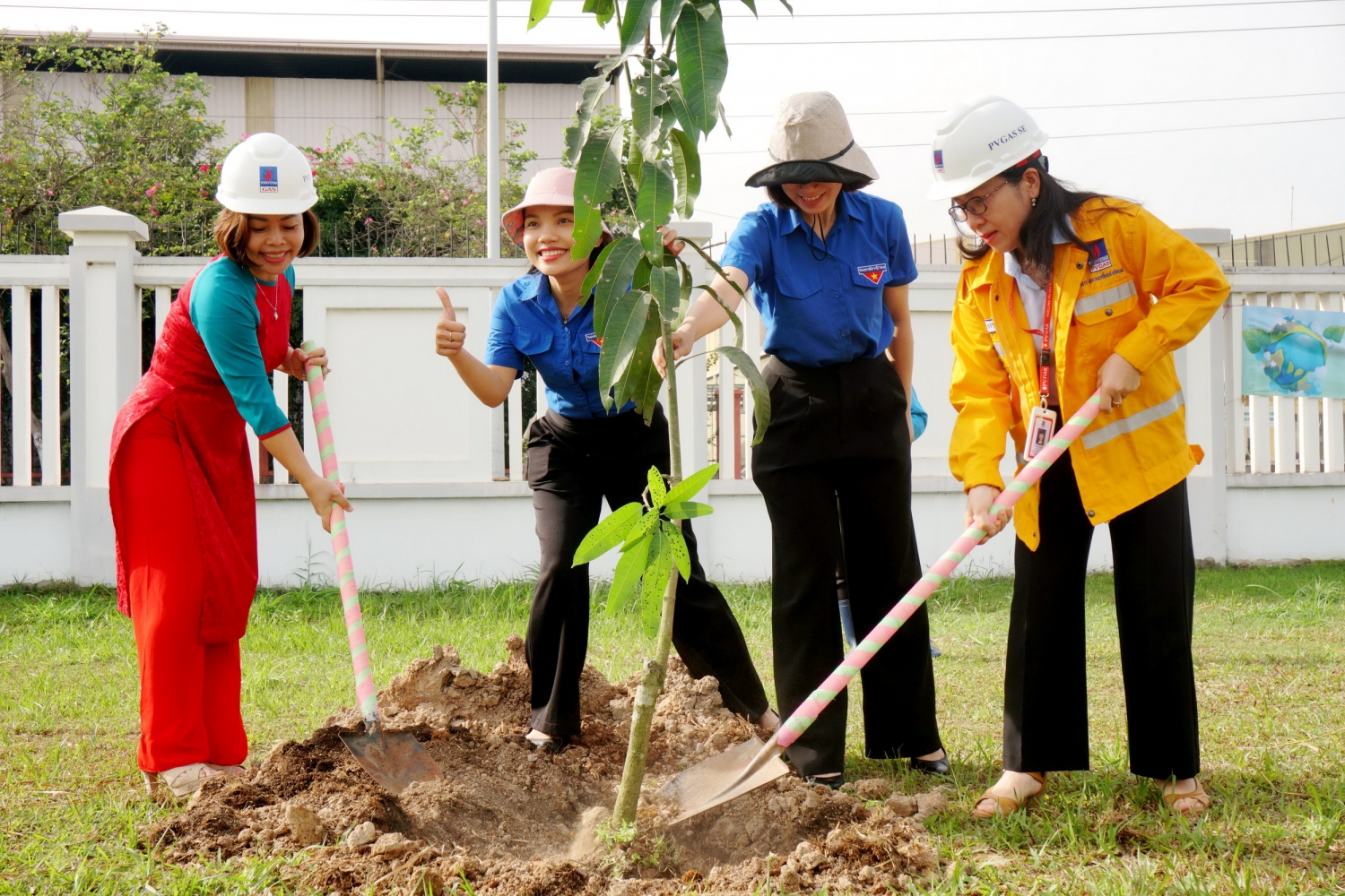 Niềm vui trồng cây, làm đẹp công trình khí lan tỏa cùng Mùa Xuân