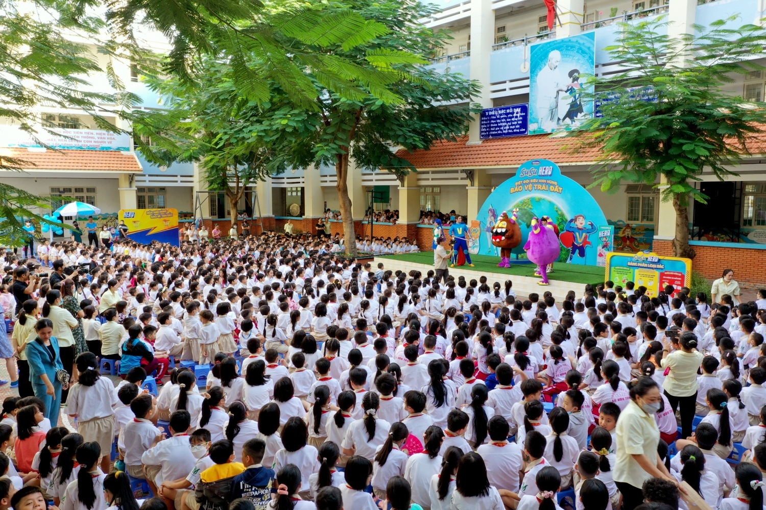 Các học sinh trường Tiểu học Lê Văn Tám (quận 7, TP HCM) tham gia chương trình ngoại khóa do thương hiệu Sữa chua uống SuSu và Sữa trái cây Hero của Vinamilk tổ chức vào ngày 29/11/2022. Ảnh: Vinamilk Các học sinh trường Tiểu học Lê Văn Tám (quận 7, TP HCM) tham gia chương trình ngoại khóa do thương hiệu Sữa chua uống SuSu và Sữa trái cây Hero của Vinamilk tổ chức vào ngày 29/11/2022. Ảnh: Vinamilk