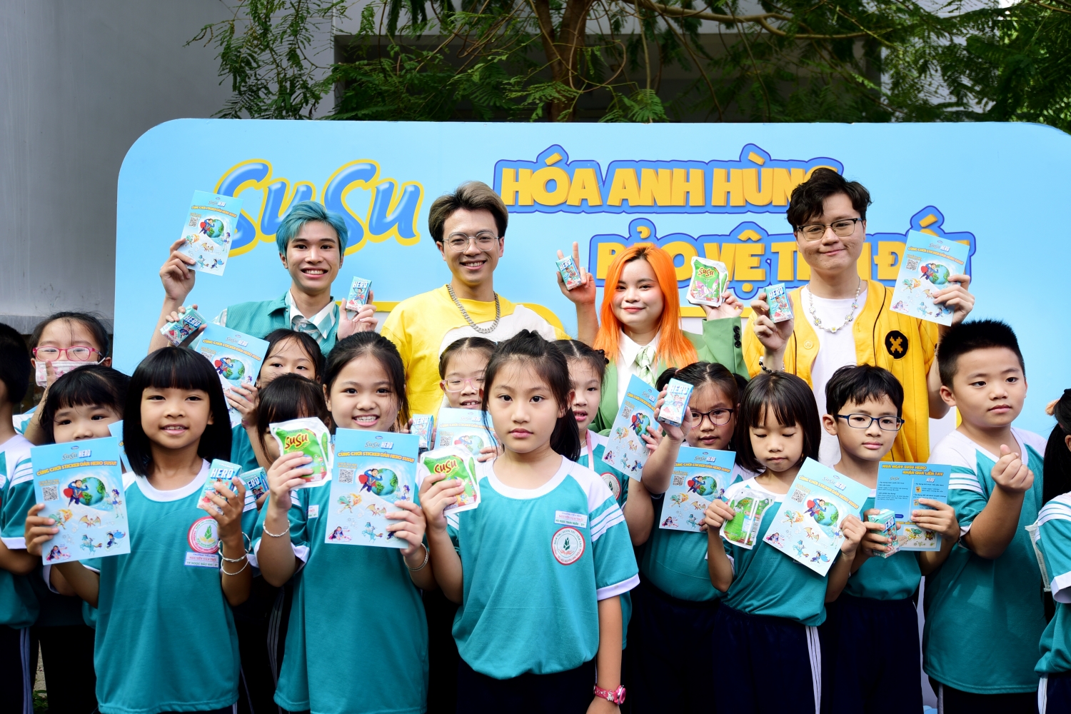 Nhóm Hero Team chụp ảnh lưu niệm cùng các học sinh trường tiểu học Nguyễn Văn Trỗi, quận 4, TP HCM, sau màn cam kết bảo vệ môi trường cùng các bé. Ảnh: Vinamilk Nhóm Hero Team chụp ảnh lưu niệm cùng các học sinh trường tiểu học Nguyễn Văn Trỗi, quận 4, TP HCM, sau màn cam kết bảo vệ môi trường cùng các bé. Ảnh: Vinamilk