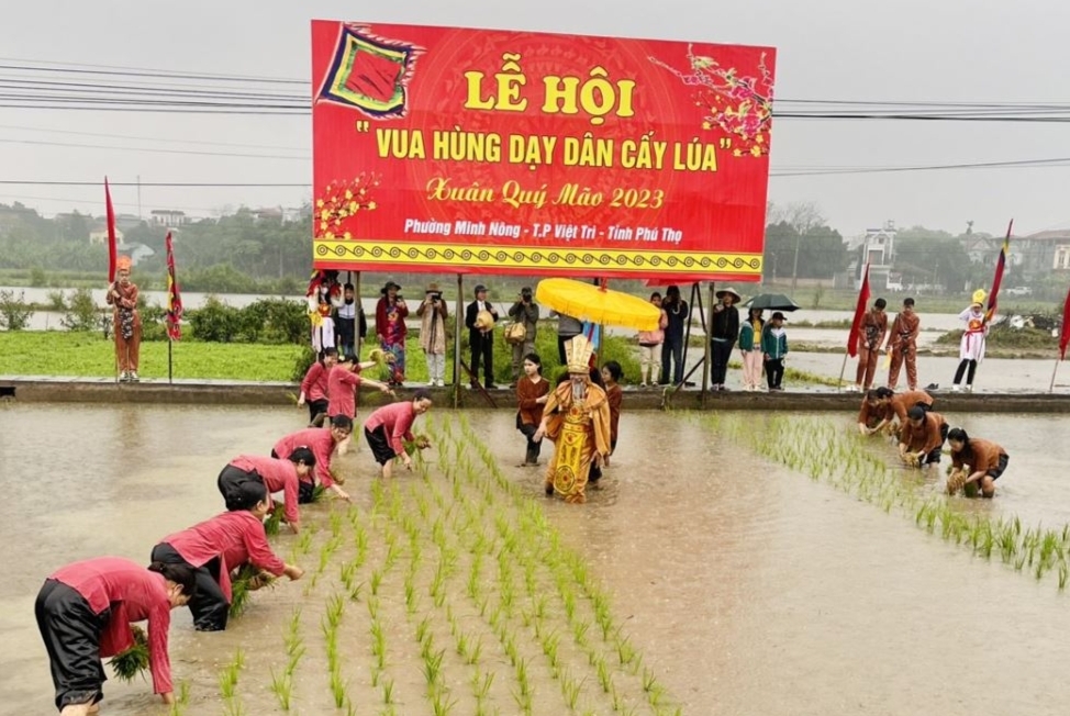 Độc đáo lễ hội “Vua Hùng dạy dân cấy lúa” Độc đáo lễ hội “Vua Hùng dạy dân cấy lúa”