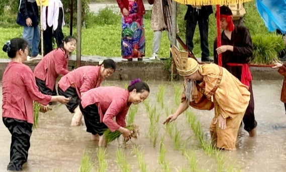 Độc đáo lễ hội “Vua Hùng dạy dân cấy lúa” Độc đáo lễ hội “Vua Hùng dạy dân cấy lúa”