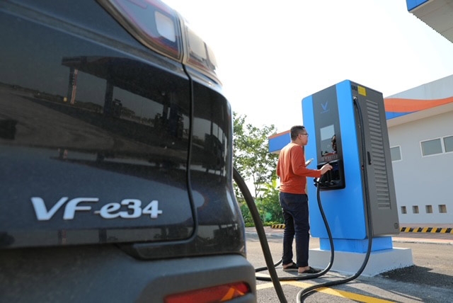 Xuyên Việt bằng ô tô điện, ngỡ ngàng khi thấy trạm sạc ở khắp mọi nơi