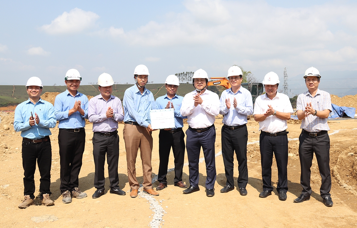 Nỗ lực đưa cụm dự án truyền tải 220kV Huội Quảng - Nghĩa Lộ - Việt Trì về đích